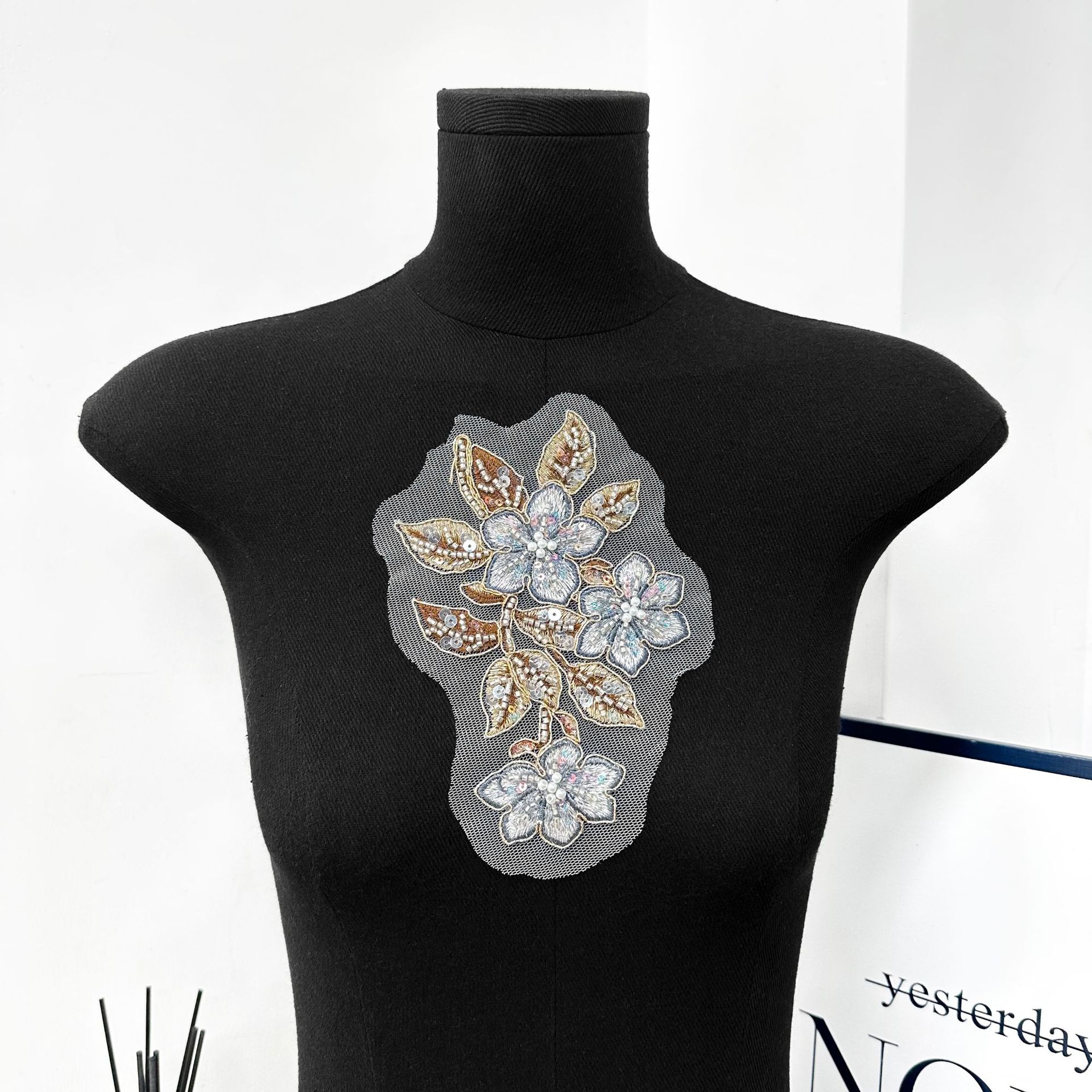 Hecho a mano de encaje cuentas bordadas parches de flores tricolores clavos de tela cuentas de ropa accesorios de decoración DIY