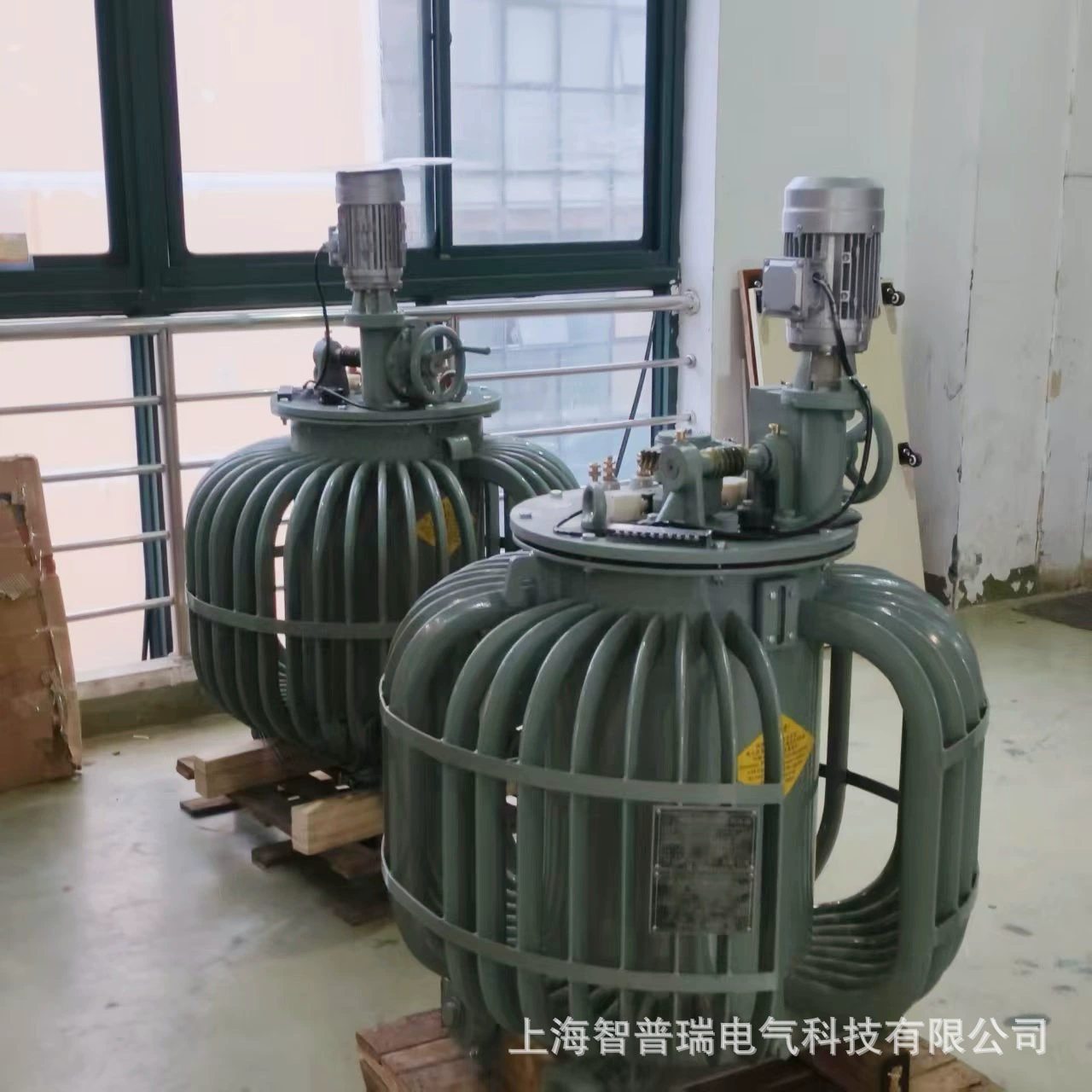 Масляный датчик напряжения для передачи и распределения электроэнергии с небольшим искажением формы выходного напряжения и высокой эффективностью.