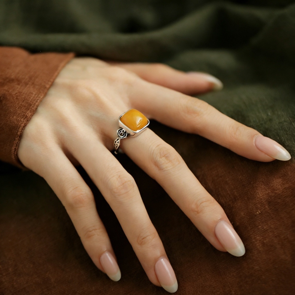 Luxurious vintage Chinese-style women's adjustable index finger ring with amber sugar cube design, high-end and niche