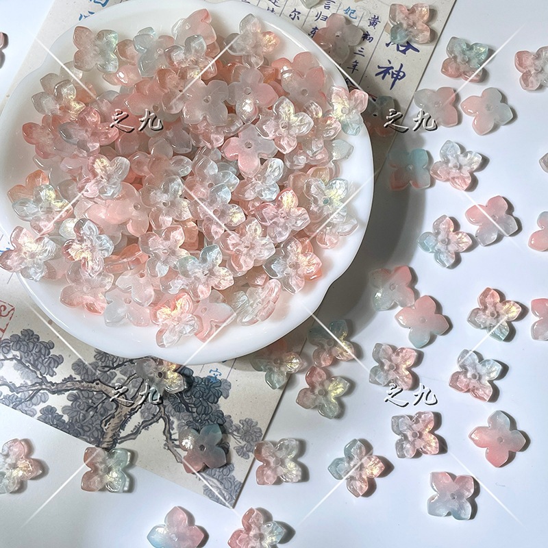 Şüşə muncuqlar və süni hidrangea çiçəyi ilə DIY saç sancağı dəsti