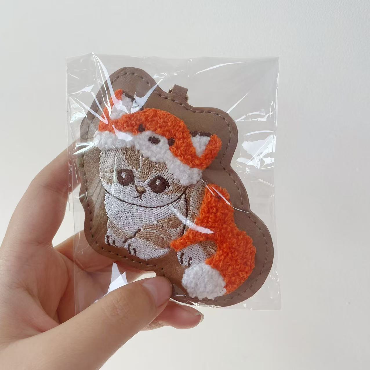 Tiburón japonés gato dibujos animados lindos llaveros bordados lindo lindo lindo divertido peluche colgante llaverillo bolsos de cuero pequeño colgante
