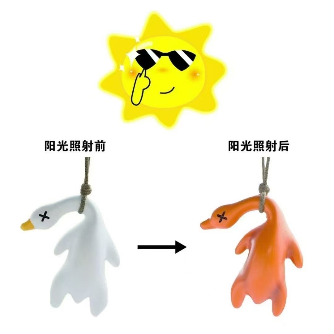Colgante de pato asado de cambio de color en la luz ultravioleta cambiará de color divertido parodia de llaveras de pato asado juguetes de tecnología negra image 4