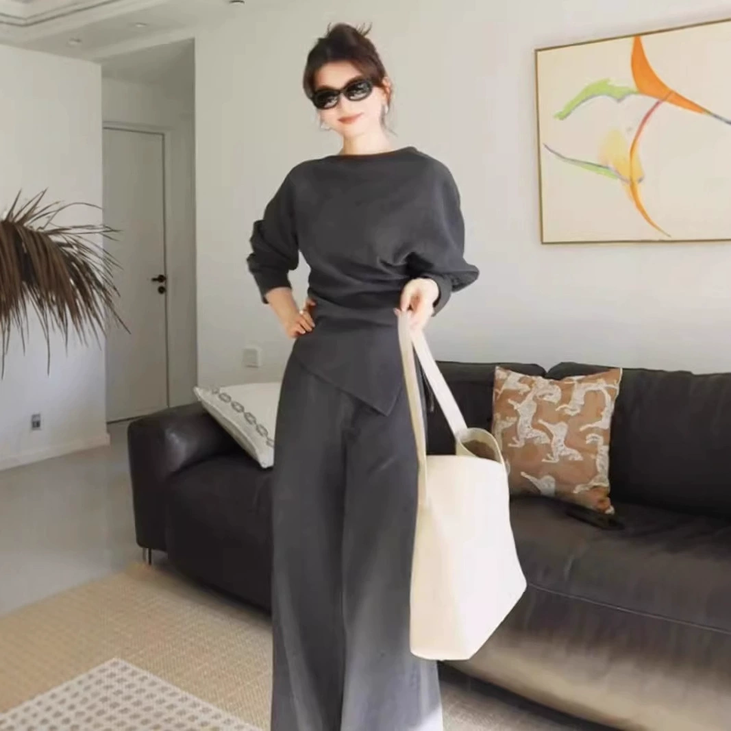 Полный комплект образов outfit с серой однотонной топом без бретелек и широкой юбкой-брюками, и охлажденный костюм на две части 2025 весна