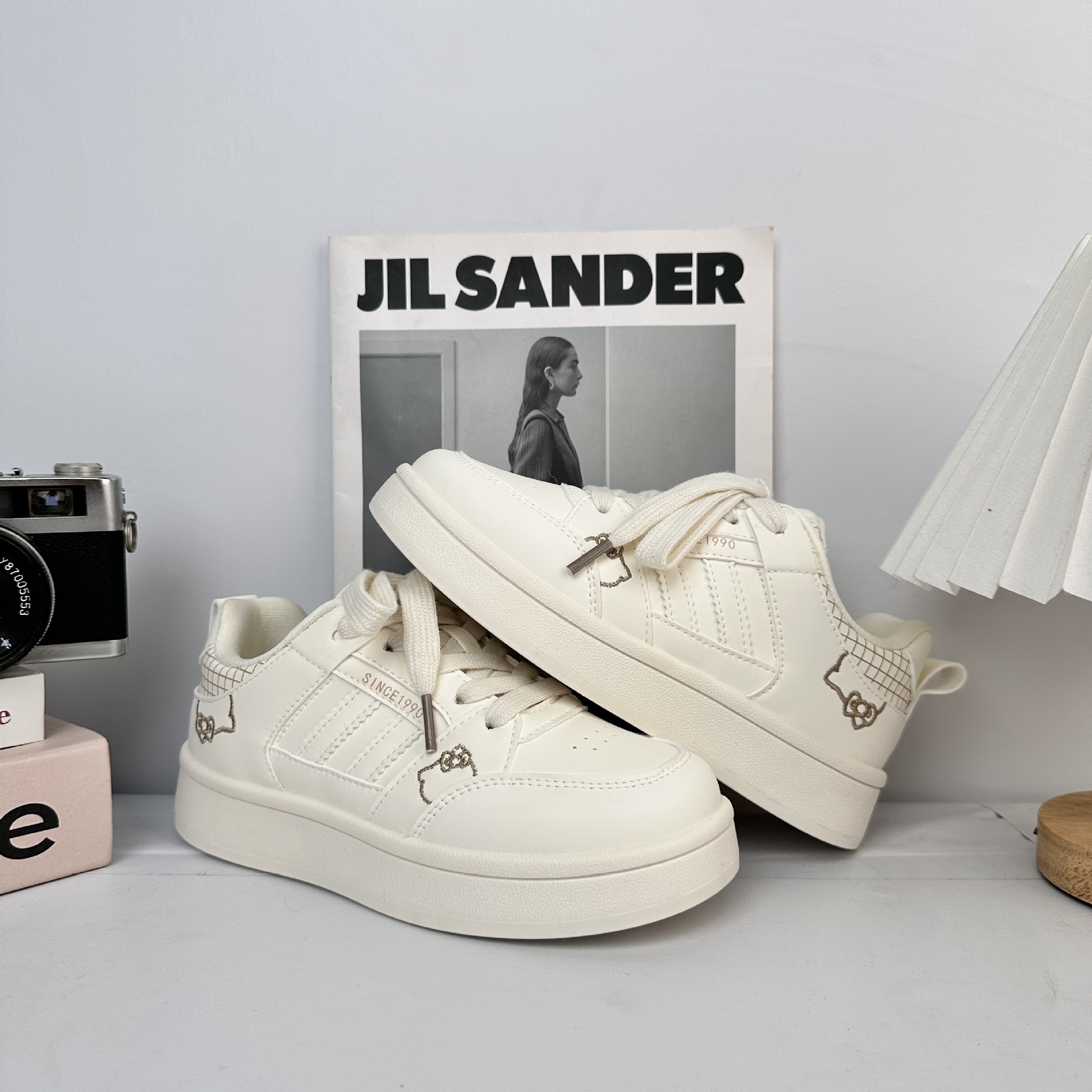 Zapatos de soleas gruesas de larga onda para mujeres 2025 nuevos zapatos blancos de verano nicho universal zapatos de pan de deporte casual