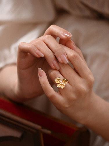  New Original Design Retro Chic Simple Artificial Pearl Ring with Floral Elements, Versatile Butterfly, French Style for Women