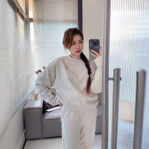American-style 3D reflective logo sweatshirt with plush crew neck and long sleeves, loose and comfortable couple's design, solid color, simple and versatile style.