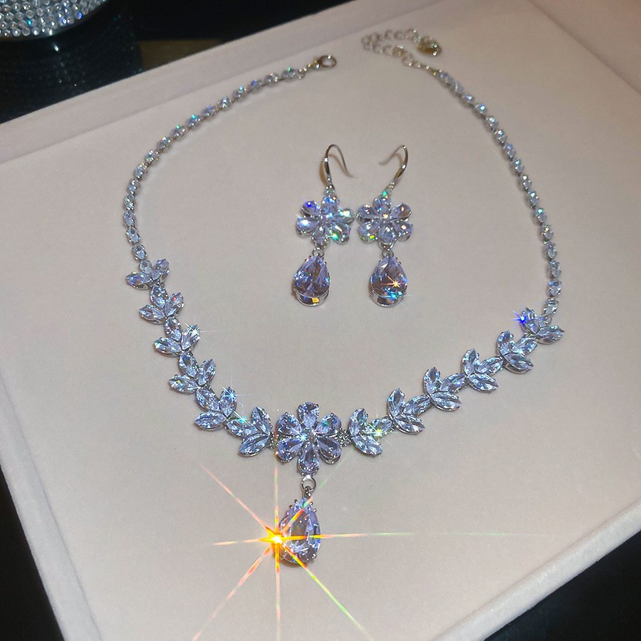 Collar de aretes cuadrados con incrustaciones de diamantes de dos piezas de moda, lujo ligero, collar de alta gama, temperamento exquisito, conjunto de joyas de todo fósforo