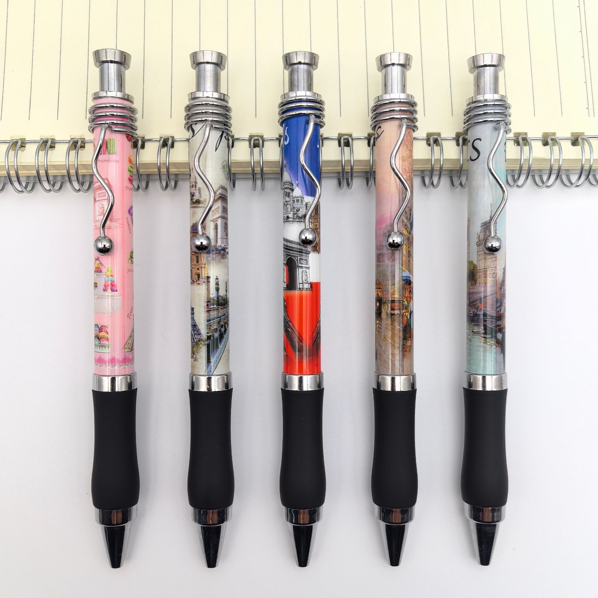 Bolígrafo publicitario de transferencia térmica de plástico personalizado con gancho de alambre de acero puede agregar bolígrafo de película de cabeza de muñeca de soldado