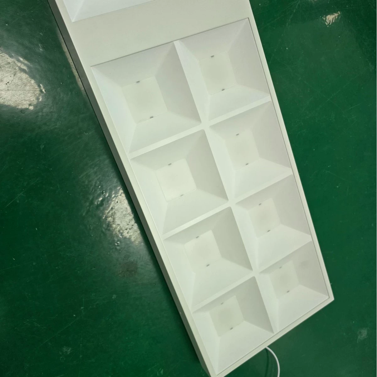 Квадратная лампа? Wait rectangular lamp means прямоугольная лампа, built-in lights for office = встроенные светильники для офиса, 600 cells = 600 элементов? Could be 600 ламп?