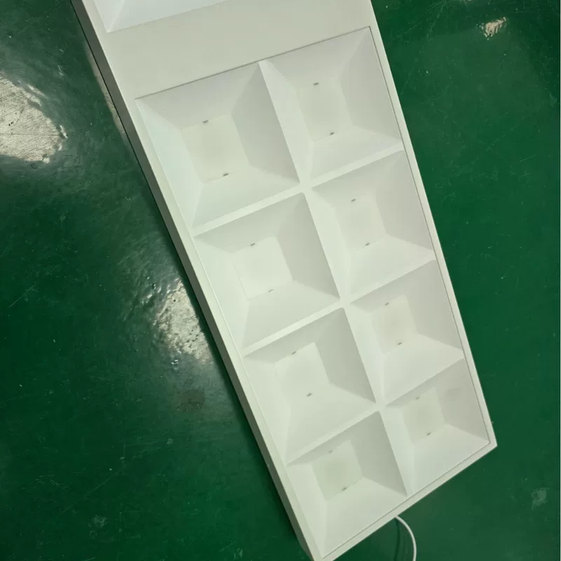 Квадратная лампа? Wait rectangular lamp means прямоугольная лампа, built-in lights for office = встроенные светильники для офиса, 600 cells = 600 элементов? Could be 600 ламп?