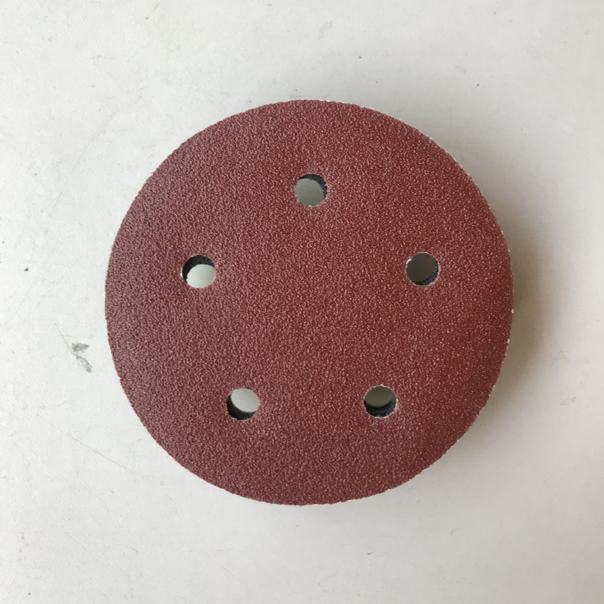 供应外贸产品规格125MM5孔拉绒片 5寸红砂砂纸 气动抛盘专用
