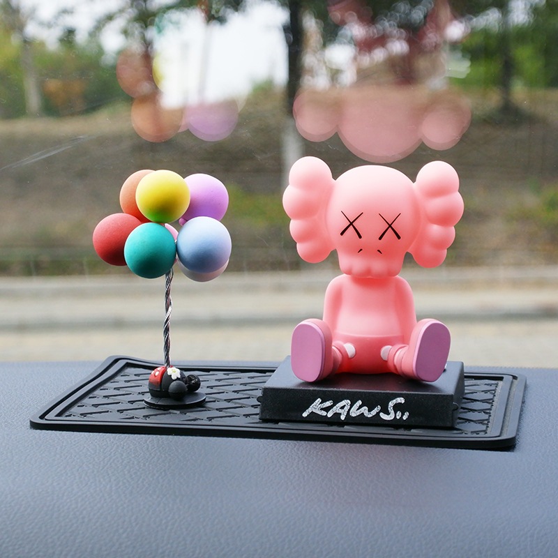 Pink kaus + colorful balloons + small grid mat