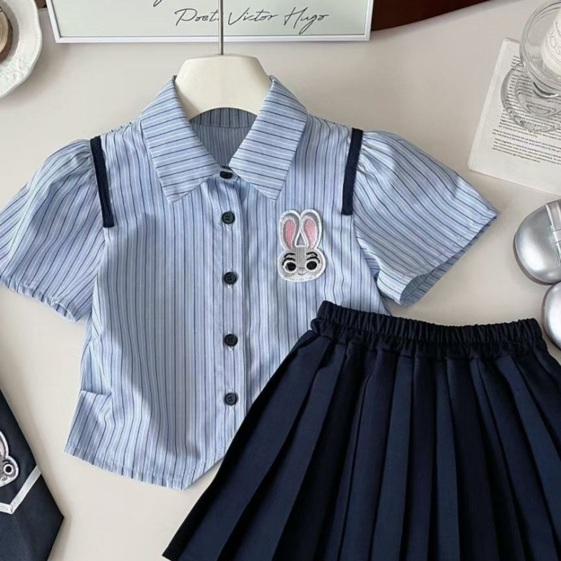 넥타이가 없는 줄무늬 셔츠