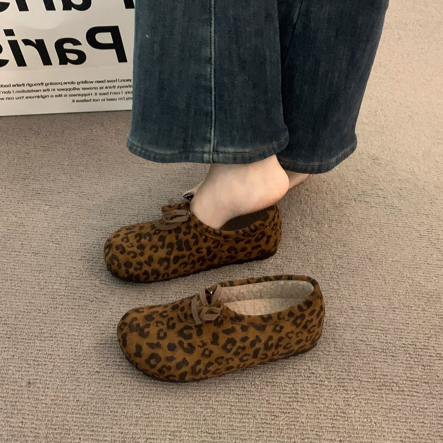 Теплые зимние слипоны на толстой подошве в стиле Birkenstock с леопардовым принтом, милые и необычные хлопковые туфли с глубоким вырезом.