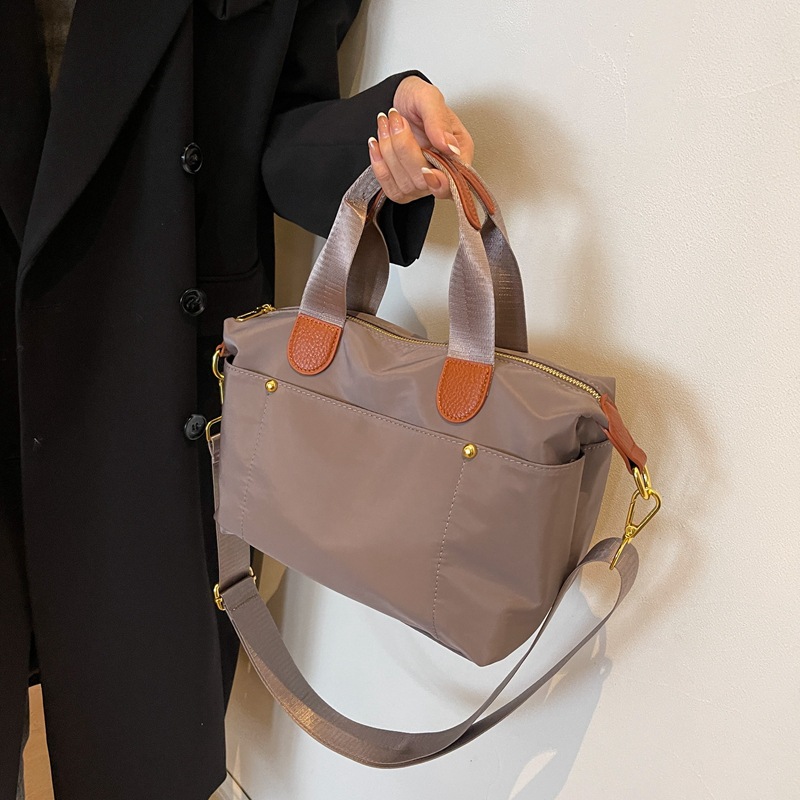 2023 Otoño Nueva Moda práctica bolsa de mensajero del hombro para salir Bolsa De Almohada impermeable ligero de tela de Nylon para las mujeres
