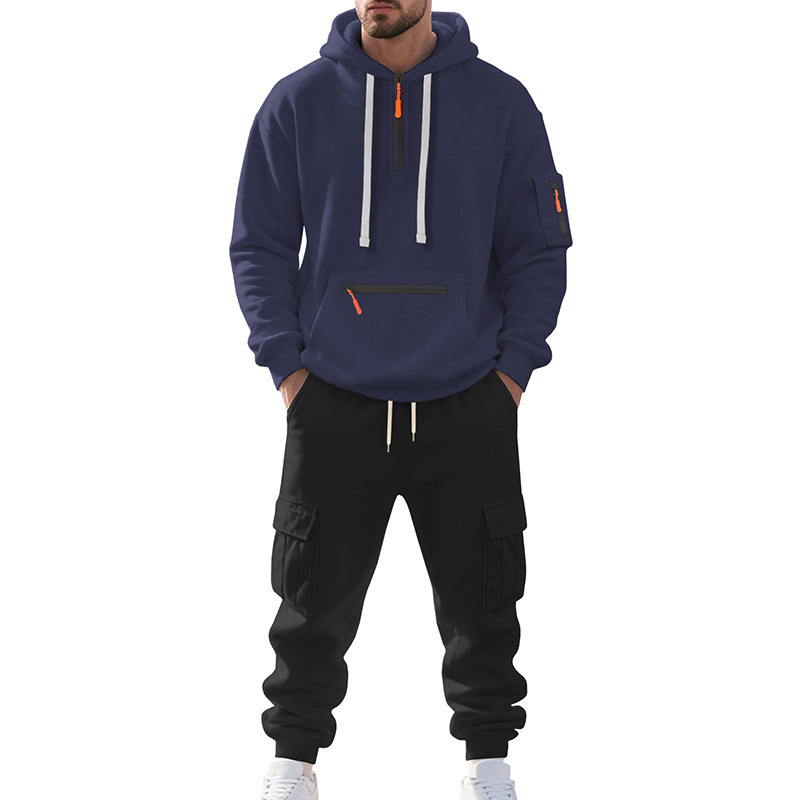 남색 상의와 검정 바지