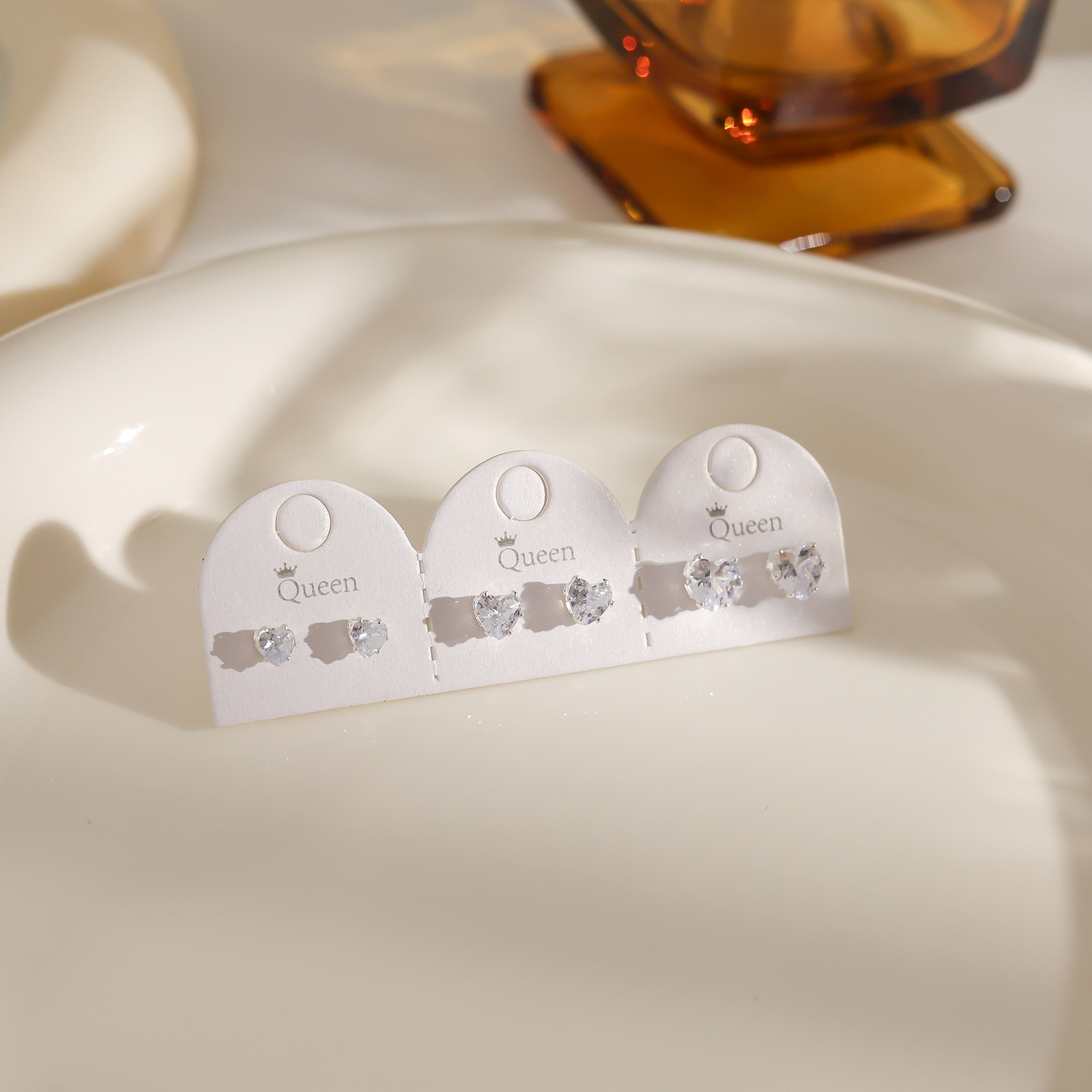 Juego de pendientes de aguja plateados, sencillos y compactos para mujer, pendientes geométricos en forma de corazón, bonitos, dulces y versátiles, venta al por mayor para puestos de mercado