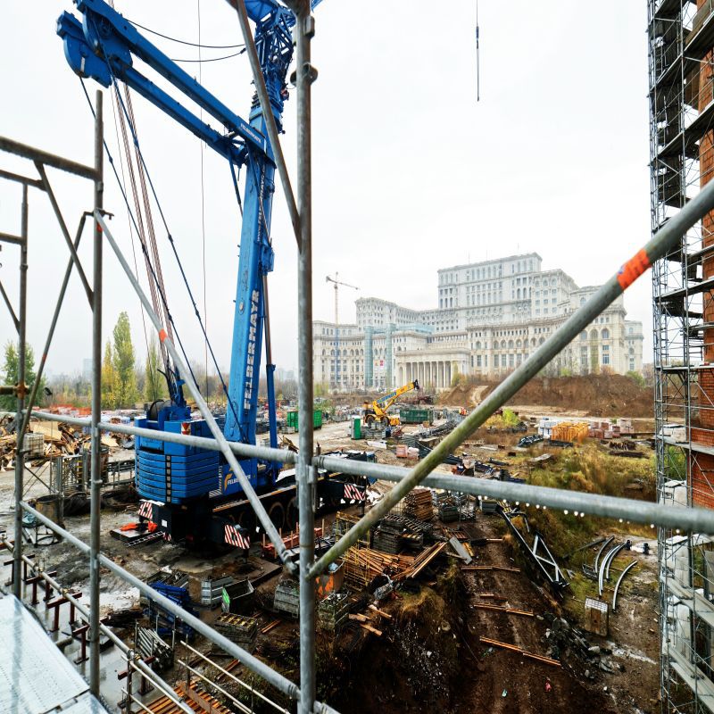 钢筋混凝土基础防腐蚀涂料，用电动搅拌器搅拌成均匀，施工。