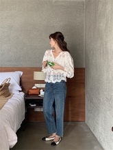 2023春夏新韩系V领蕾丝拼接刺绣上衣内搭打底时尚洋气别致衬衫女