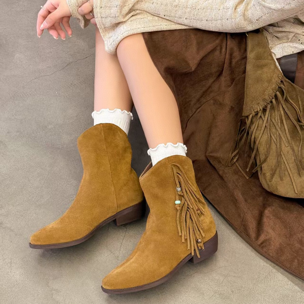 Boot nữ cổ thấp mũi vuông gót thấp da lộn phong cách Pháp — Màu nâu