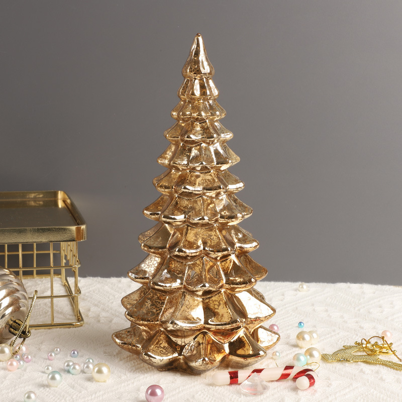 クリスマス装飾品プレゼントテーブルのテーブルの上に飾られたミニガラスのクリスマスツリーの発光シーンの配置品|undefined