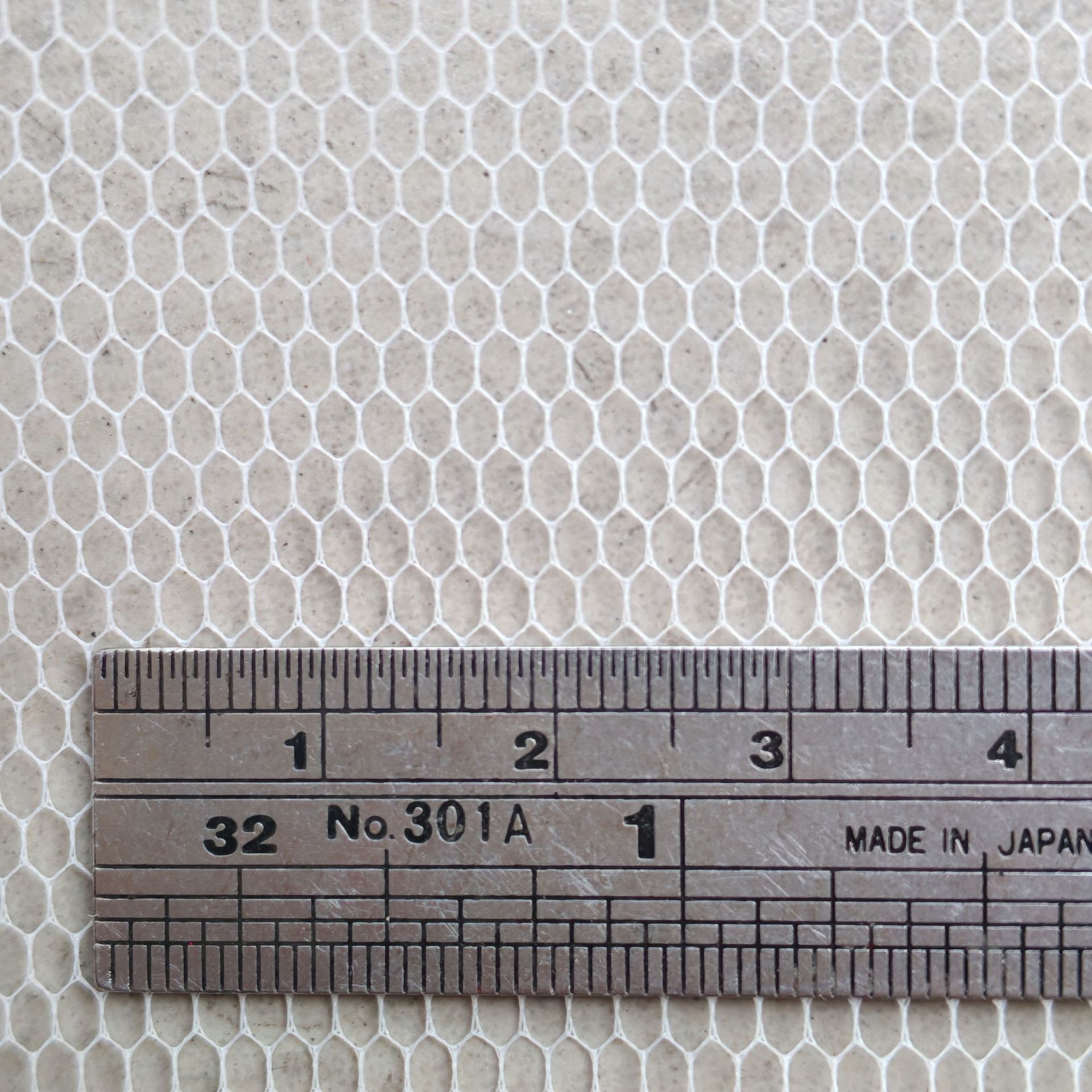 现货批发50D硬网服装面料无弹大眼六角网里布裙装回弹支撑性好