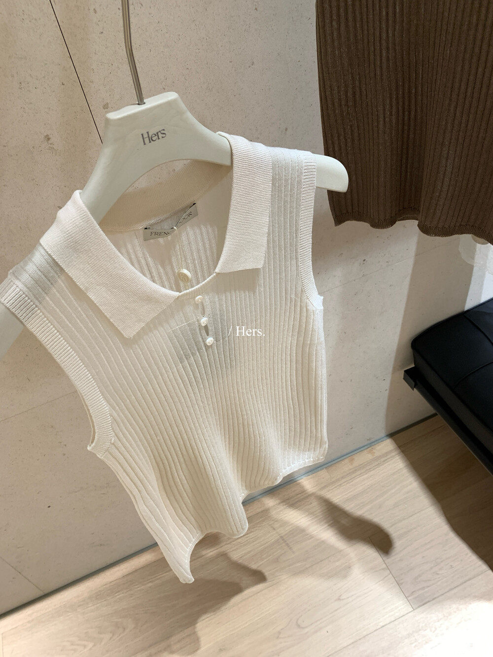 Áo hai dây nữ cổ polo dệt kim phối ren hở vai, form ôm sát — xám, trắng ngà, xanh lam chi tiết 13
