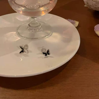 甜酷黑色蝴蝶耳夹女小众设计感百搭耳环2025年新款轻奢高级感耳饰