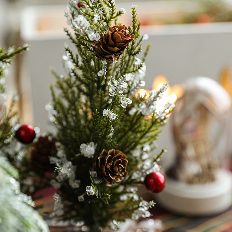 Mesa con nieve árbol de Navidad doble árbol estaca inferior imitación pinos cedro aguja mini decoración de árbol de Navidad