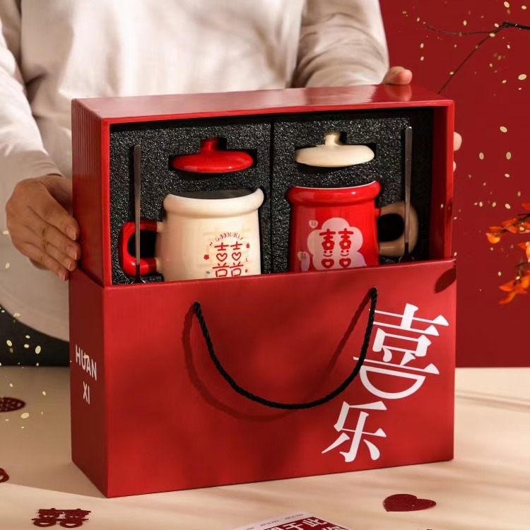 Pareja DE BODA Xi carácter Taza de cerámica boda regalo personalizado taza de agua con tapa cuchara caja de regalo par de tazas