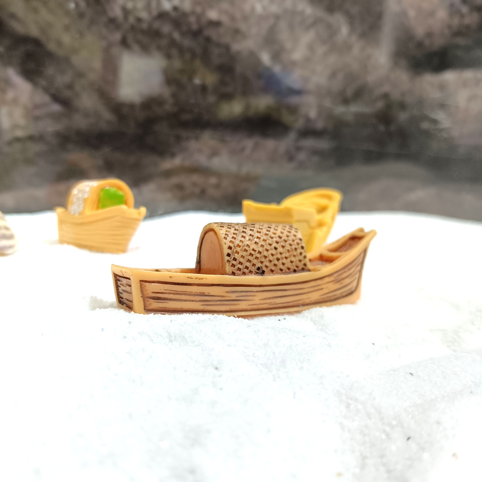 Venta al por mayor creativo micro paisaje resina barco de peces carpa conjunto pequeño pecera decoración paisajística mini barco Jiangnan