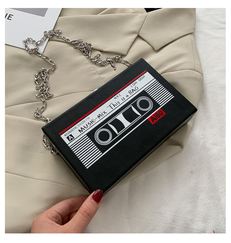 2024 Neue personalisierte Radio-Damentasche Trendy Box Kleine quadratische Tasche Bandkette Internet Rote Umhängetasche mit einer Schulter Damentasche_voghion.com