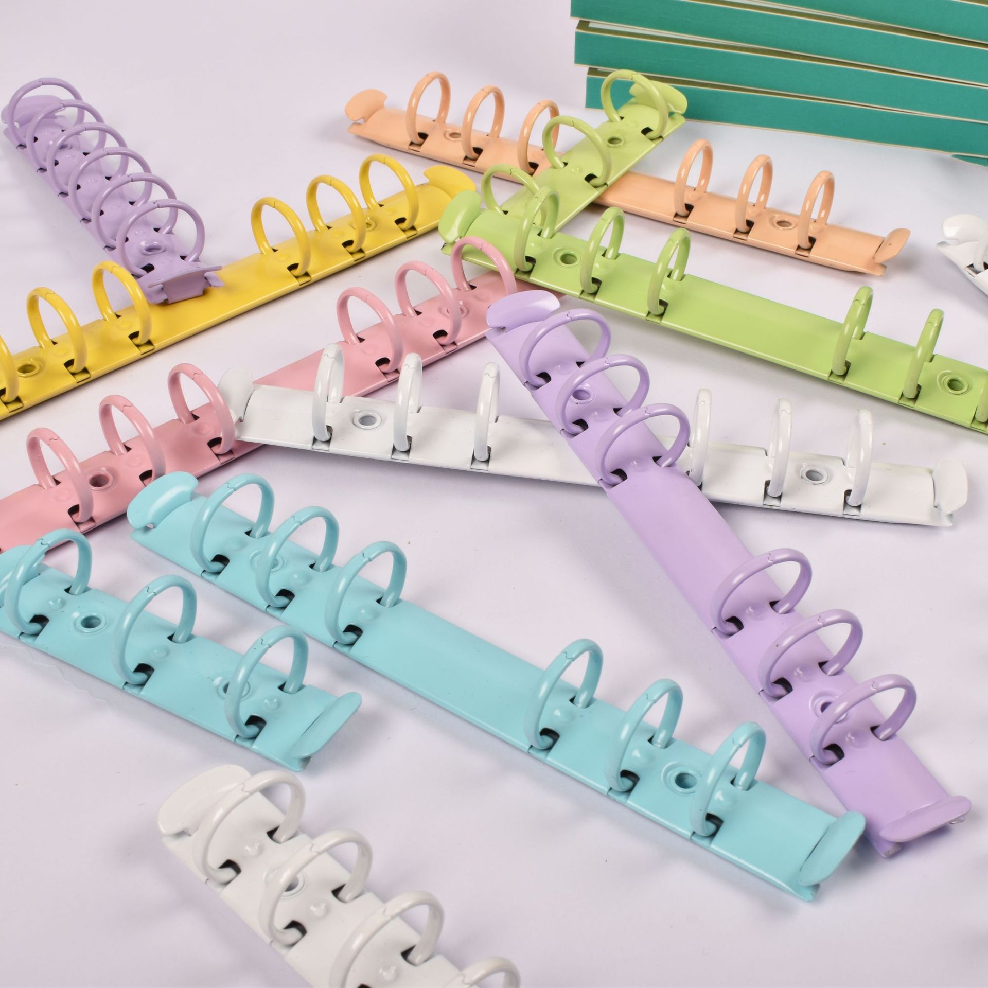 キャンディーカラー A5A6 カラー 6 穴バインダーオフィスノートブック金属クリップ文具クリップアクセサリー卸売オプションの色