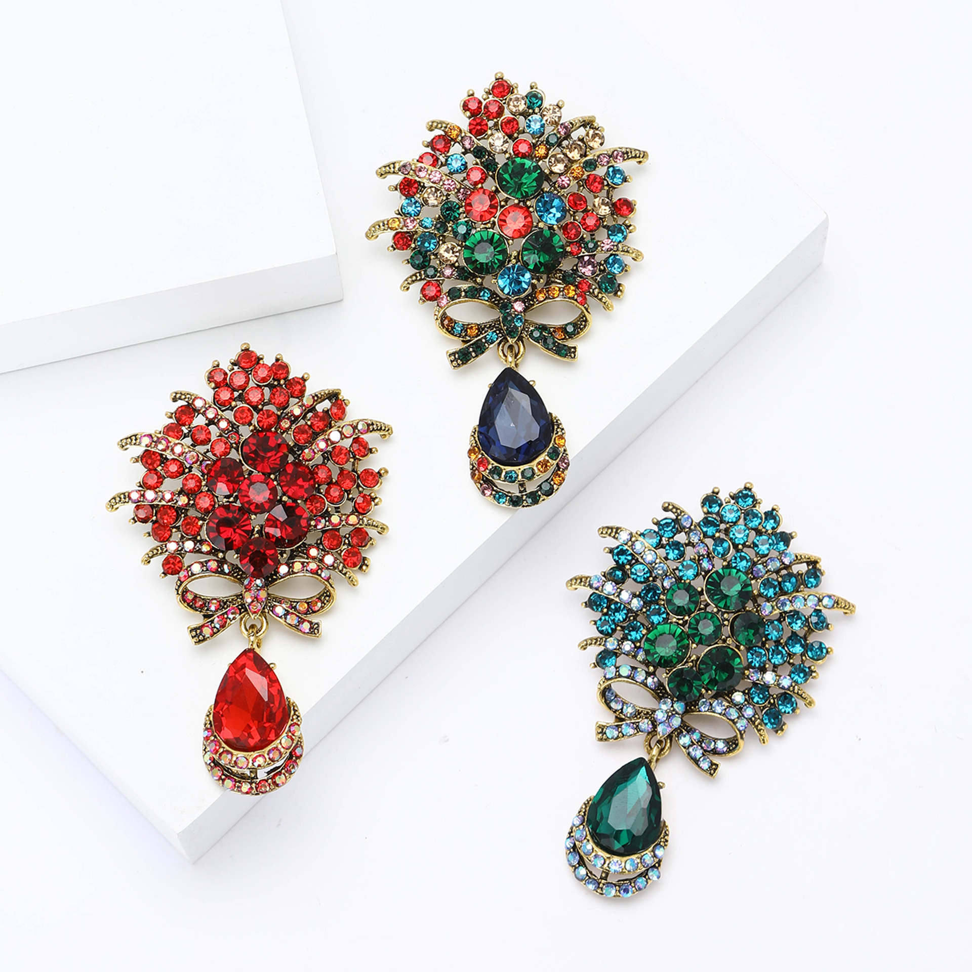Vintage dames broche met parel kristal en emaille ontwerp_voghion.com