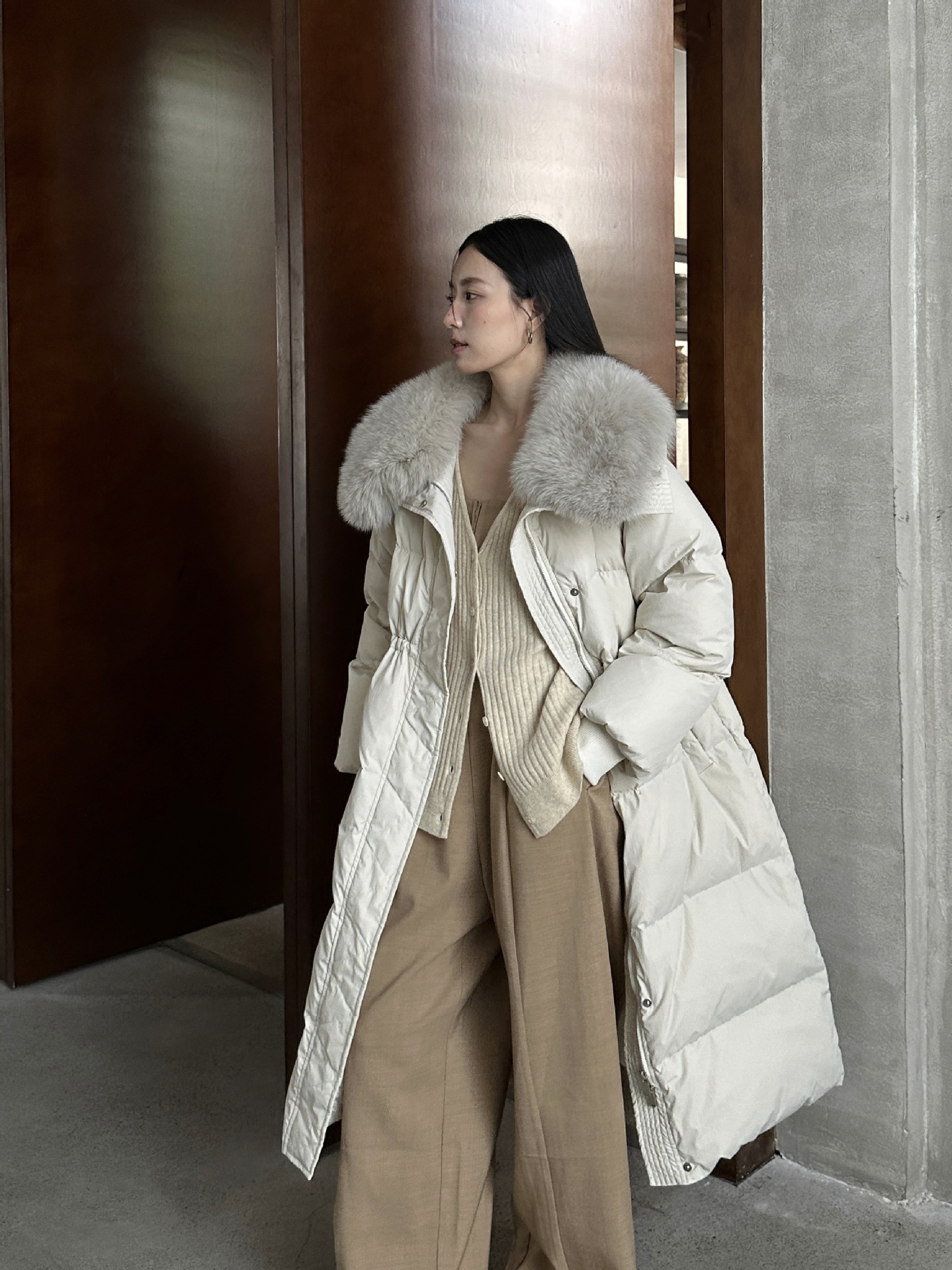 Moyan ダウンジャケット女性の 2024 冬の新韓国スタイルホワイトダックダウンキツネの毛皮の襟ルーズウエストミッドレングスジャケット