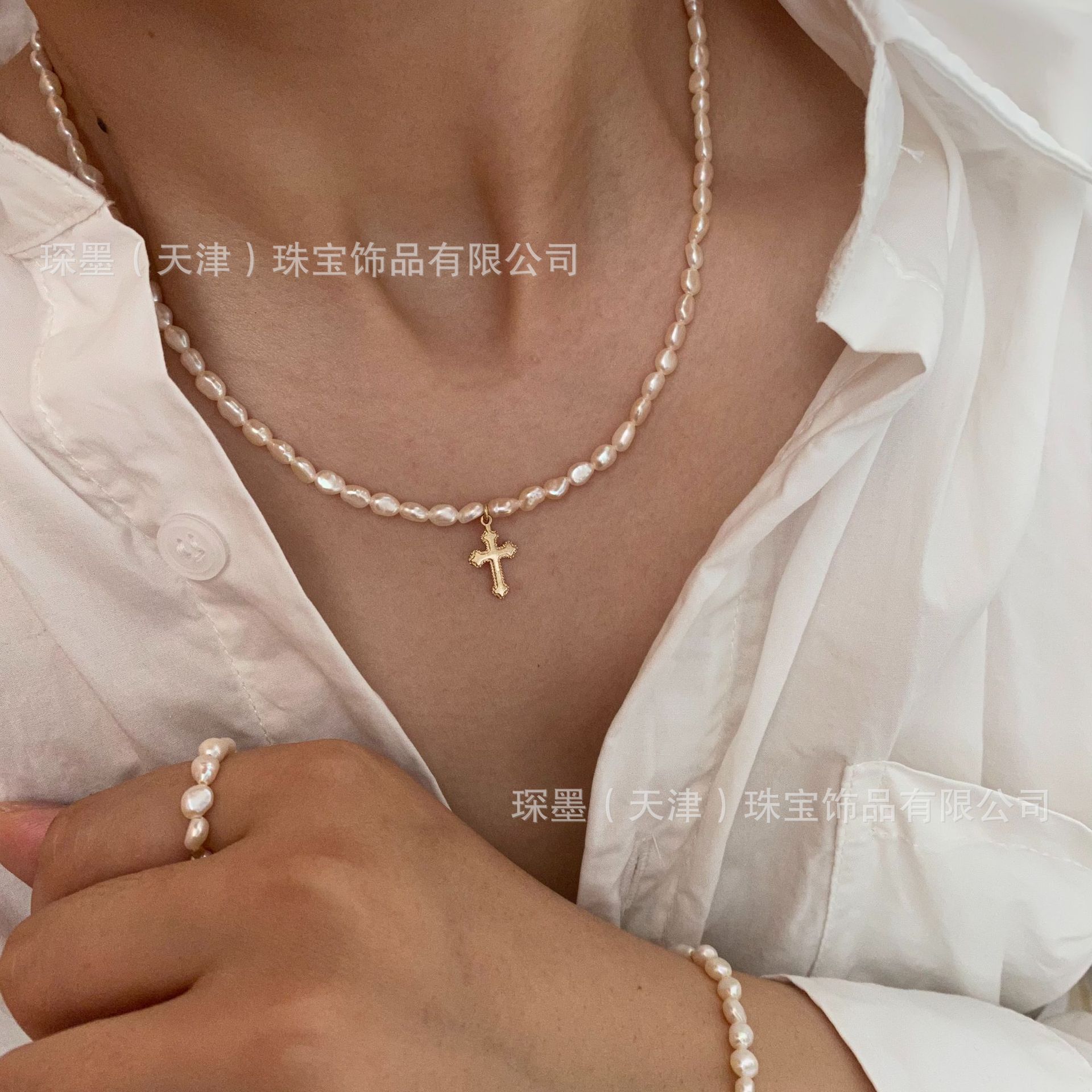 琛墨法式十字架天然巴洛克珍珠项链复古个性叠戴女百搭夏季锁骨链
