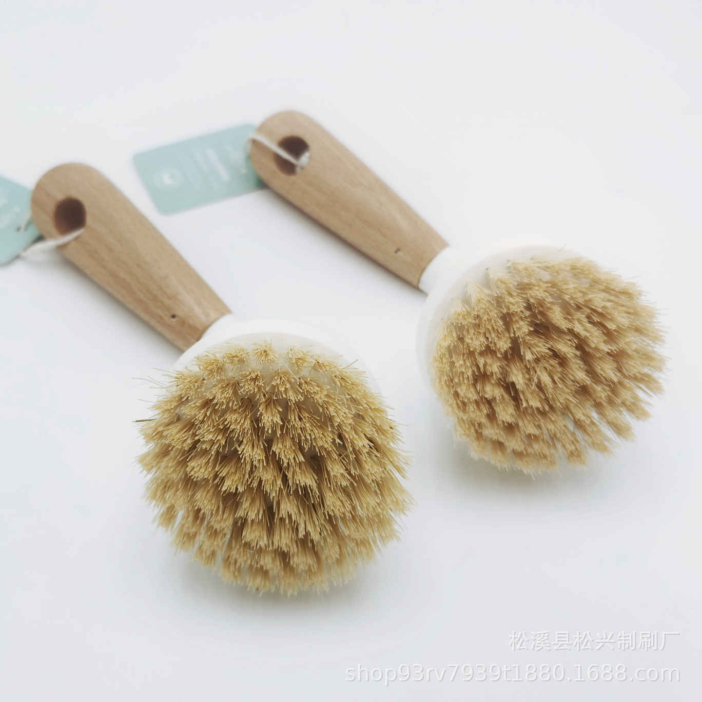 家庭用ケヤキの長い柄の鍋を洗って鍋の神器の台所をブラシします。