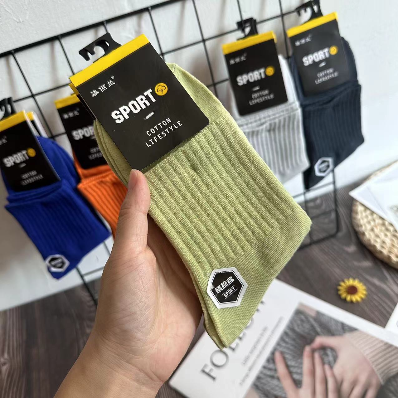 Calcetines de otoño al por mayor, calcetines de tubo para hombres, calcetines para correr para jóvenes, calcetines deportivos de color sólido de otoño e invierno, calcetines de algodón transpirables