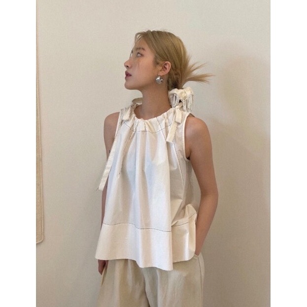 Shipped Now: Retro-Style Shirt with Visible Stitching, Bow Shoulder Straps, Loose Fit, Versatile Sleeveless Blouse for Women, Two Colors 13162