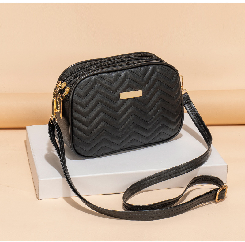 Gran capacidad de tres cremallera mochila 2024 nueva moda simple en forma de V diamante corazón bordado monocromático bolsa de cámara