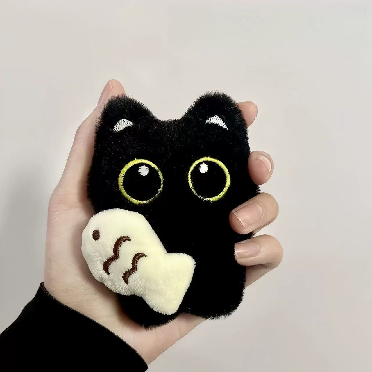 Плюшевая подвеска-брелок, чёрный кот с рыбой (M513), мини-игрушка для детей