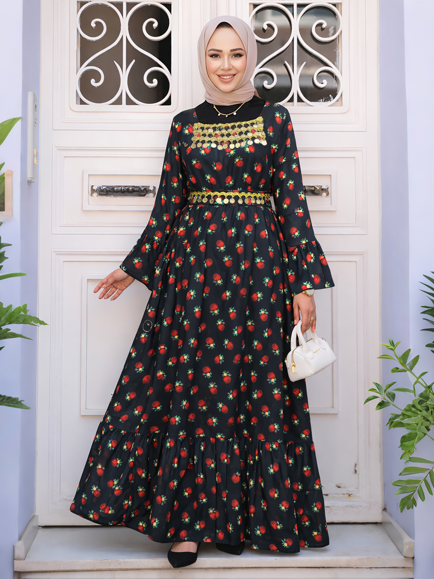 Elegante abaya nera con maniche a svasata e design stampato_voghion.com
