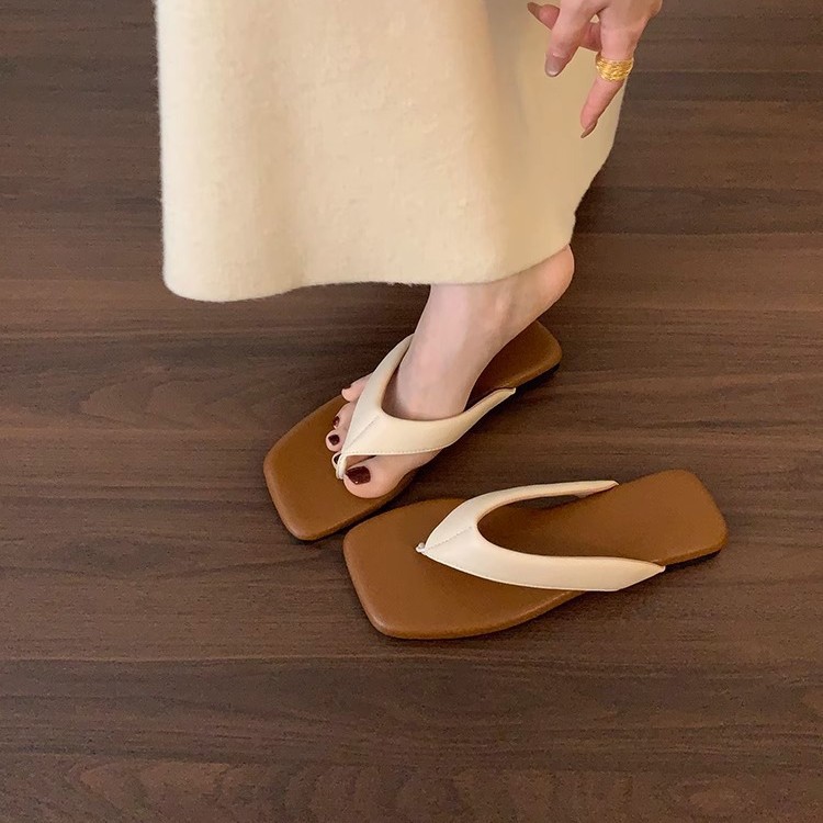 Chanclas planas de moda, chanclas, ropa exterior de mujer, sandalias plateadas de verano junto al mar, zapatos de playa, sandalias de nicho