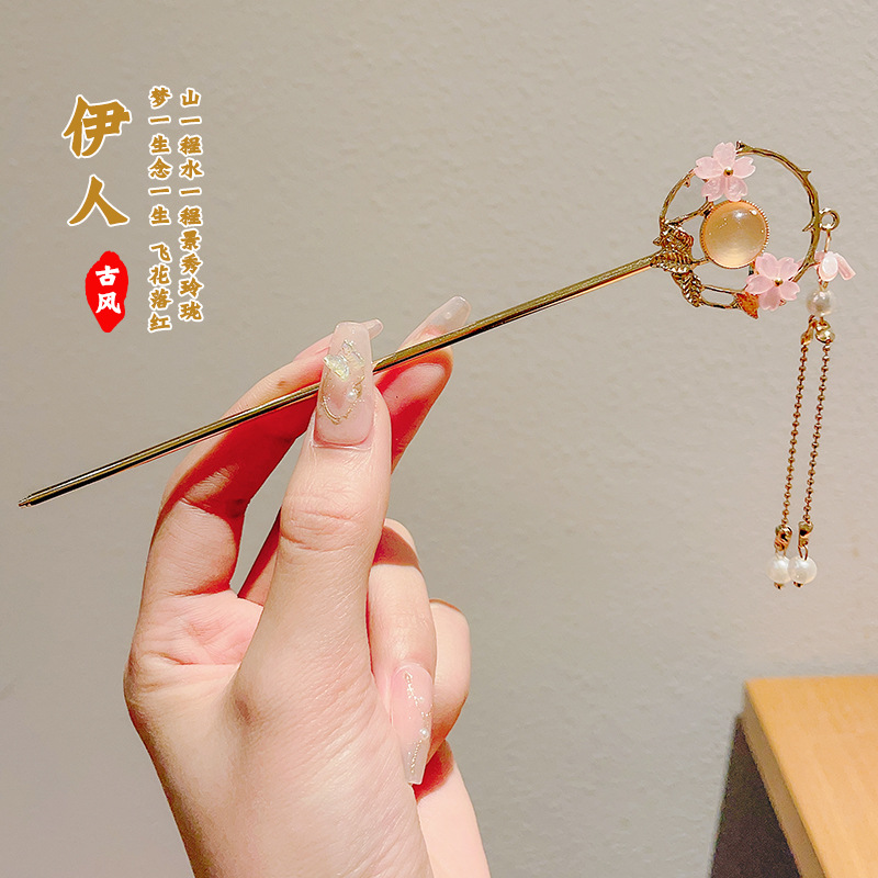 11 ¿ Corona rosa, ojos de gato, horquilla con borlas (en bolsas)