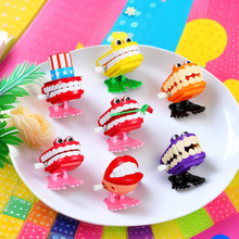 发条上链跳跳牙上弦鬼牙带眼睛礼帽弹跳牙齿万圣节幼儿园学生奖励