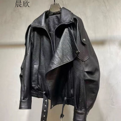 アクリルを加えて輸入した子羊の財布を厚くして、真皮の皮の服の女性のタイプの2025の新しい皮の女性の機関車のコートに似せます。