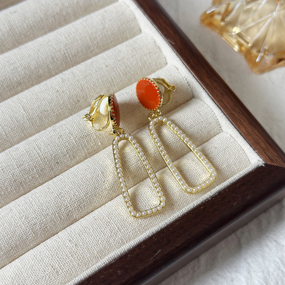 Versión coreana del temperamento de camelia, sin orejas perforadas, pinza para la oreja, flor de perla, tablero de ajedrez, pinza para la oreja triangular con diamantes, pendientes de nicho para mujeres