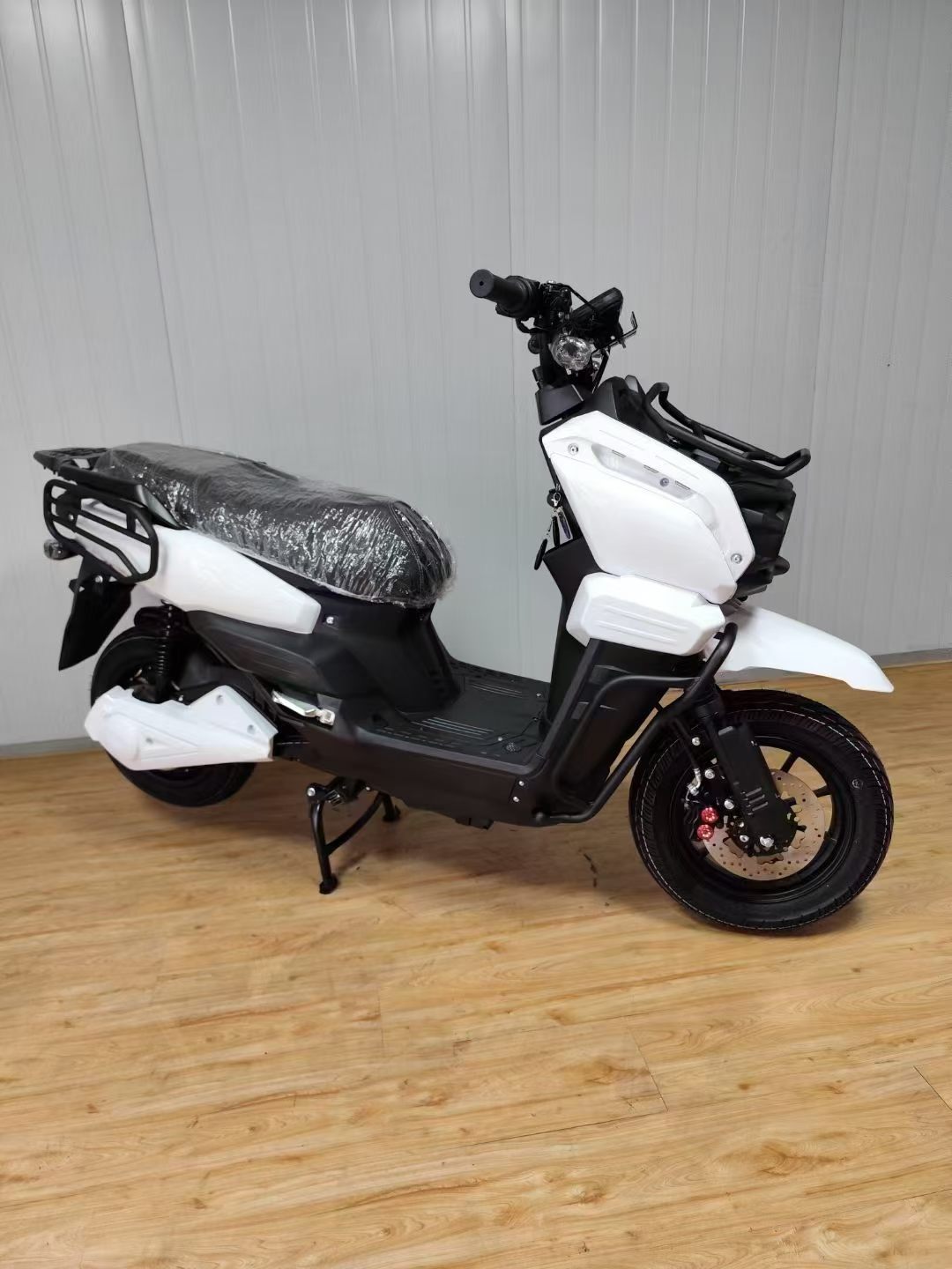 New Model of Tank-Style Electric Vehicle for Adults, High-Speed Electric Motorcycle, Long-Distance King, Hill-Climbing King, Electric Scooter, Electric Motorcycle Factory
