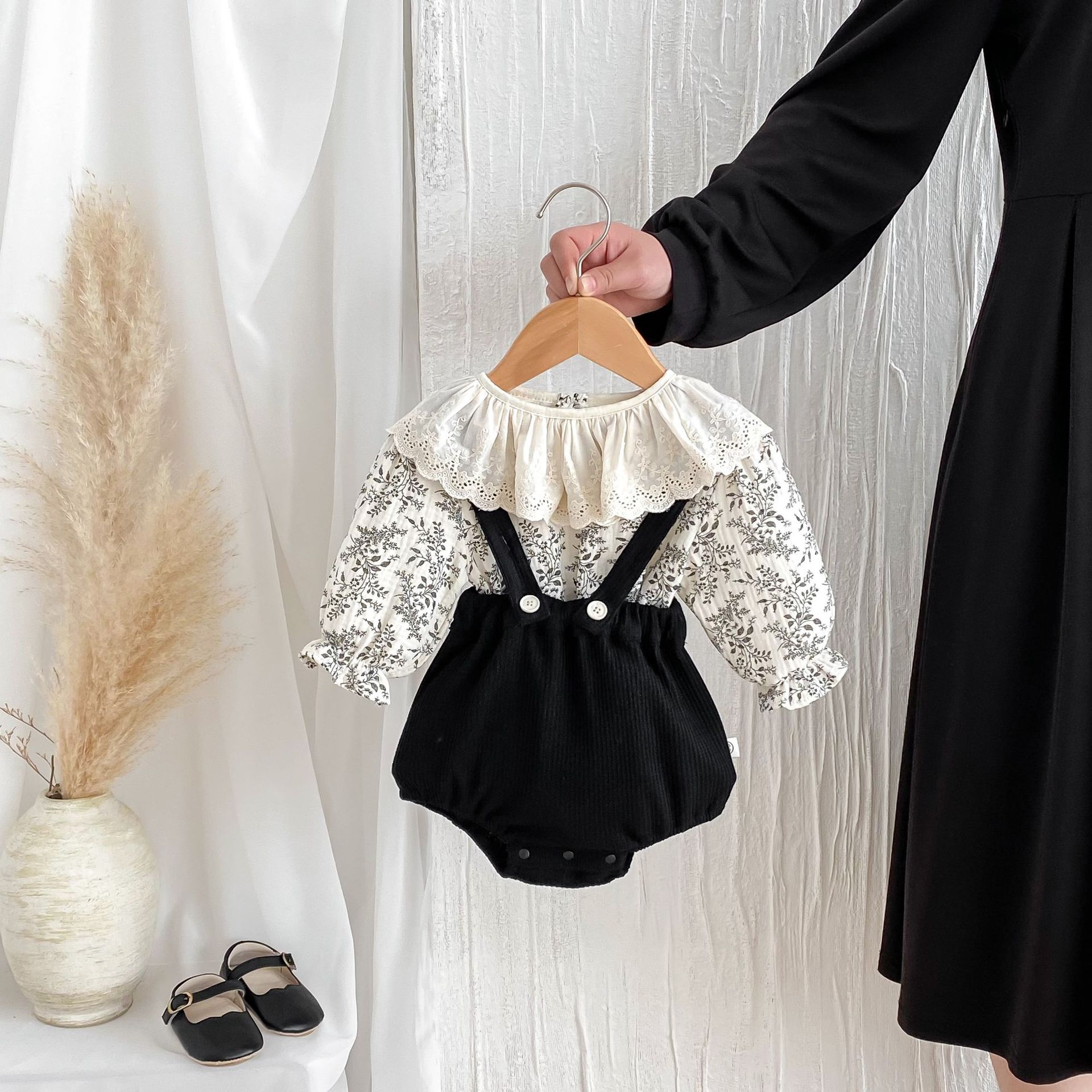 Completo neonato in velluto con body floreale e pantaloni_voghion.com