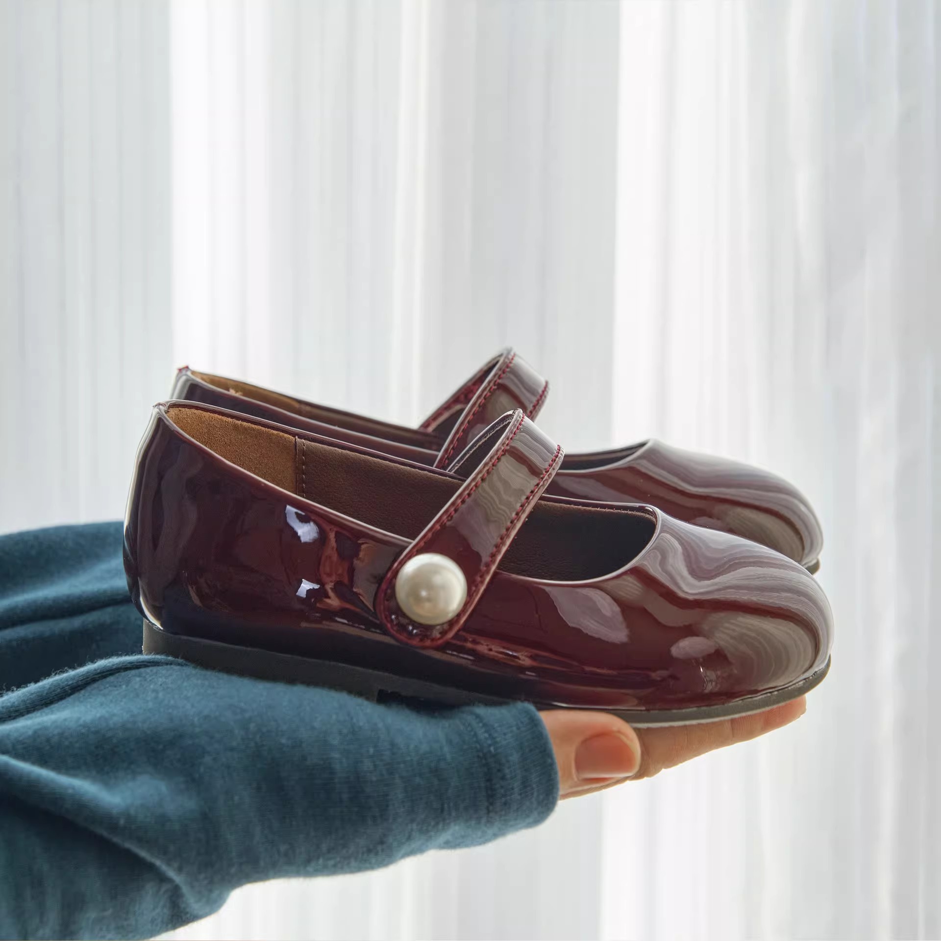 Zapatos de cuero de niñas nuevos 2026 primavera y otoño con suela suave zapatos de princesa encantadores zapatos de perlas para niños zapatos de espectáculo negro image 4